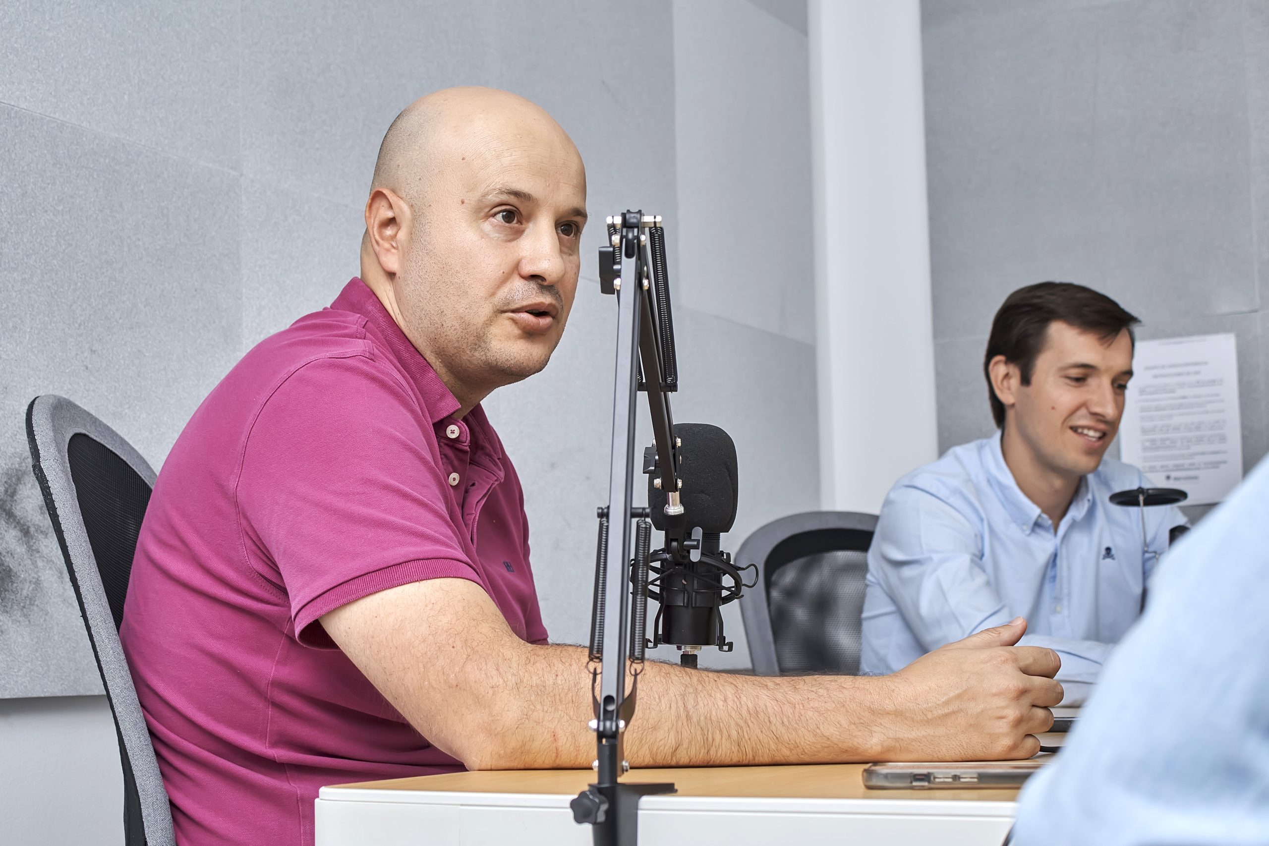 Javi Colón en primer plano, uno de los fundadores de Darwinex. Detrás está Ignacio Colón