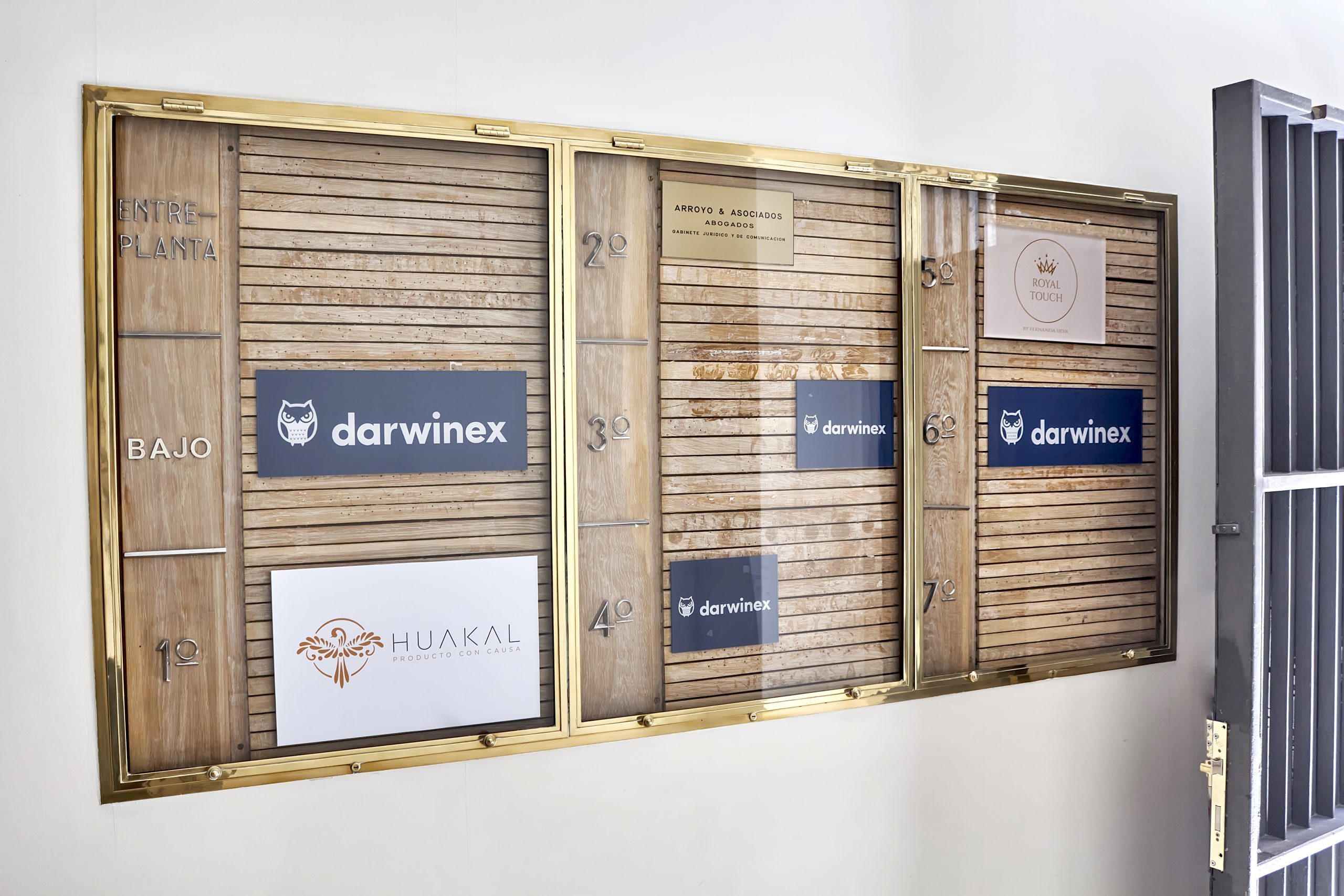 La cristalera en el recibidor del edificio donde está instalado Darwinex